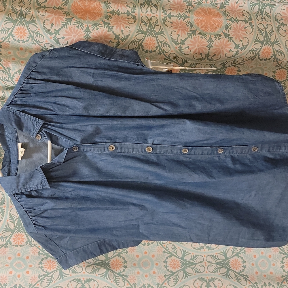 💕NWT Extremely Versatile Chambray top💕